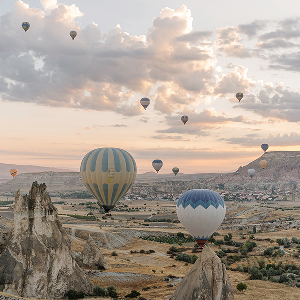 Heißluftballons über einem Canyon: Moodbild für ortsunabhängiges Arbeiten